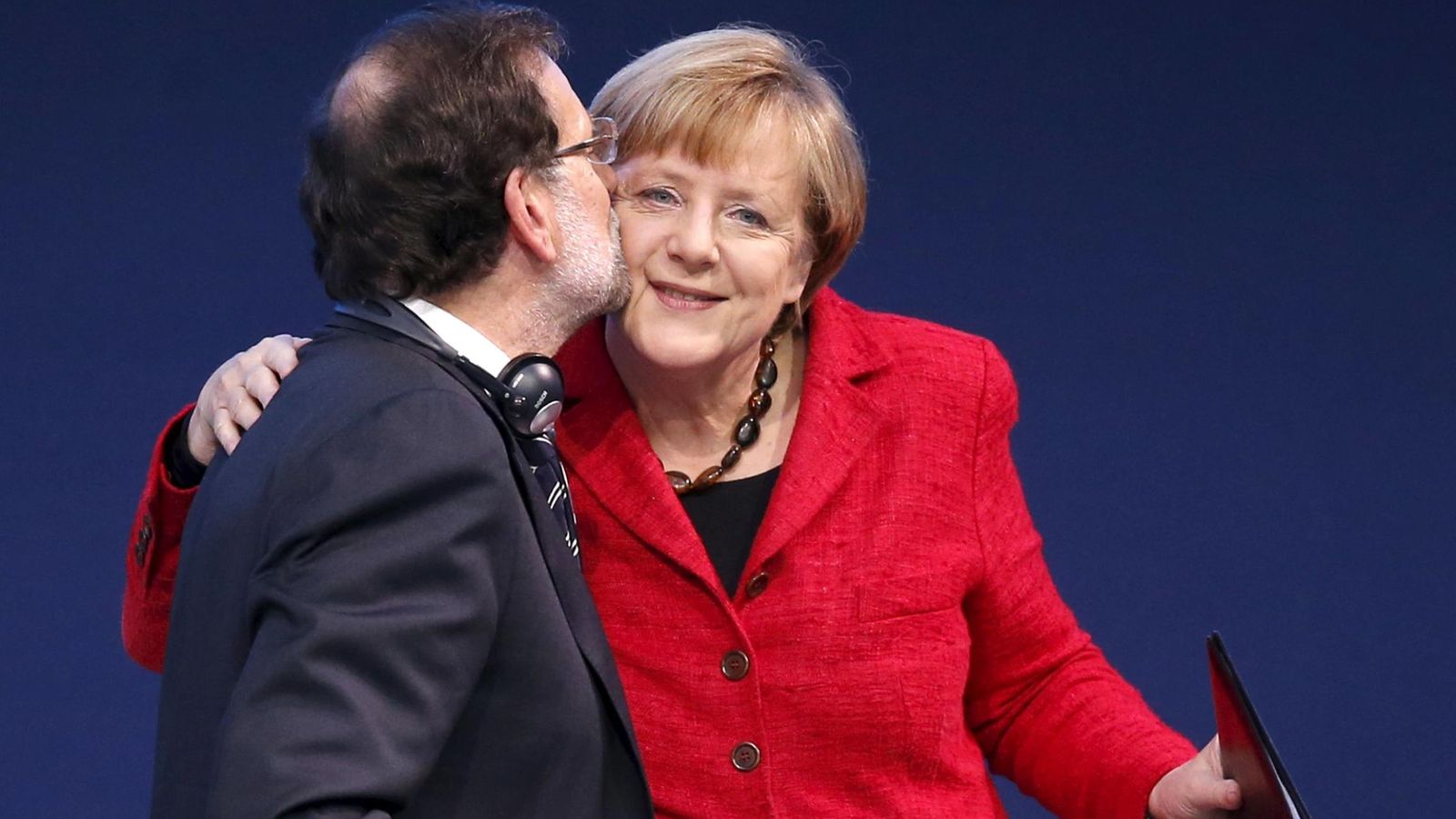 Foto: Rajoy arropado por Merkel en el Congreso del Partido Popular europeo. (EFE)