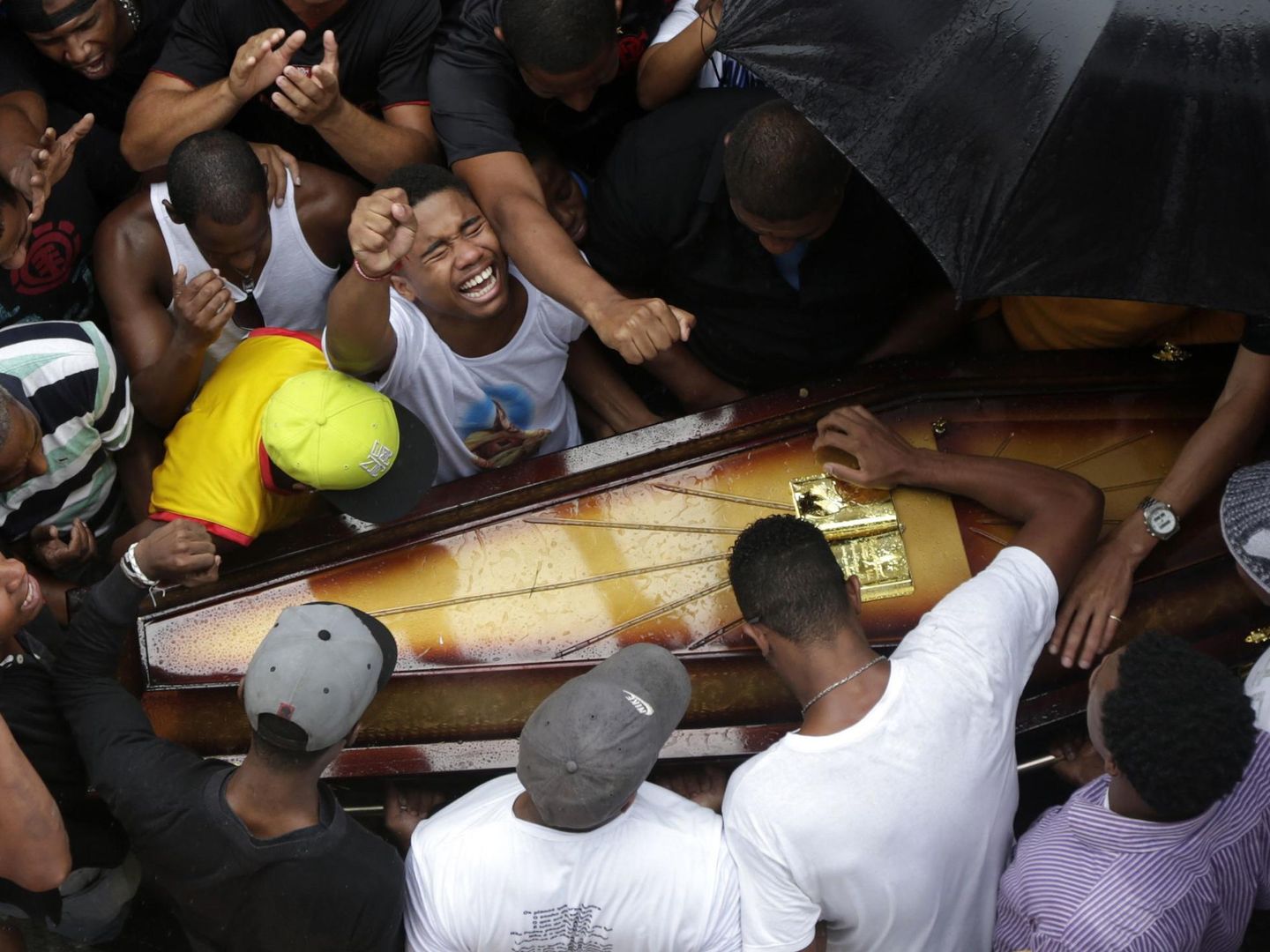 Familiares y amigos de Rafael da Silva, un joven de 25 años muerto en un tiroteo, durante su funeral en Río (Reuters).