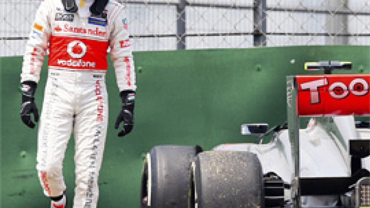 Primer coscorrón de McLaren a un Sergio Pérez que hace malabares