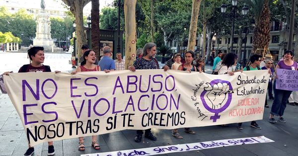 Foto: Colectivos feministas tras conocer el fallo del supremo. (EFE)