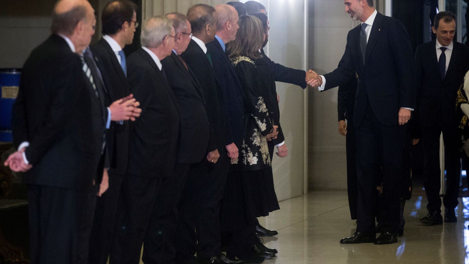 Foto:  El rey Felipe VI saluda a su llegada a la cena de inauguración del Mobile World Congress (MWC). (EFE)