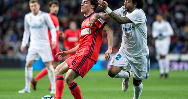Foto: Odriozola, ante Marcelo, en el partido disputado en el Bernabéu entre el Real Madrid y la Real Sociedad. (EFE)