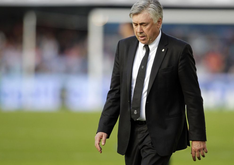 Foto: Ancelotti, cabizbajo tras la derrota sufrida por el Madrid en Vigo (Reuters)