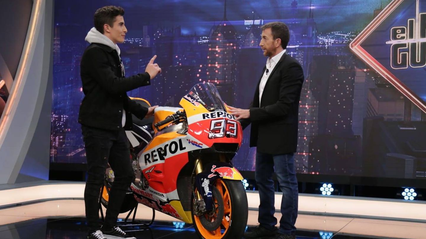 Marc Márquez junto a su moto original en 'El Hormiguero'. (Antena 3)