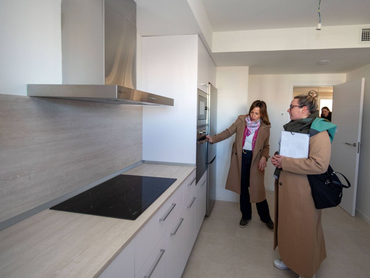 Foto: Natalia Chueca, alcaldesa de Zaragoza, de visita en los pisos nuevos. (Ayuntamiento de Zaragoza)