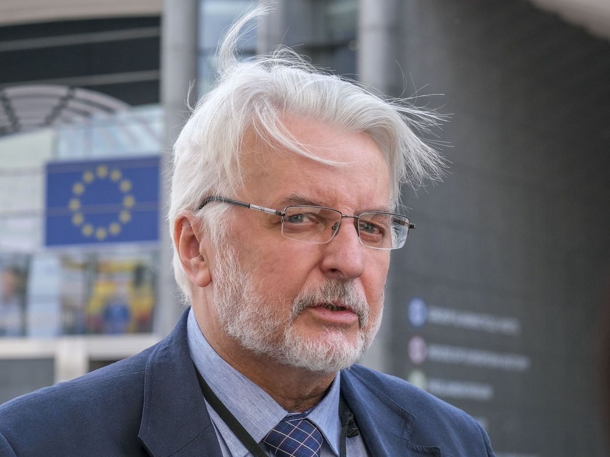 Foto: El eurodiputado Witold Waszczykowski, frente a la sede de Parlamento Europeo en Bruselas. (EFE/Olivier Hoslet)