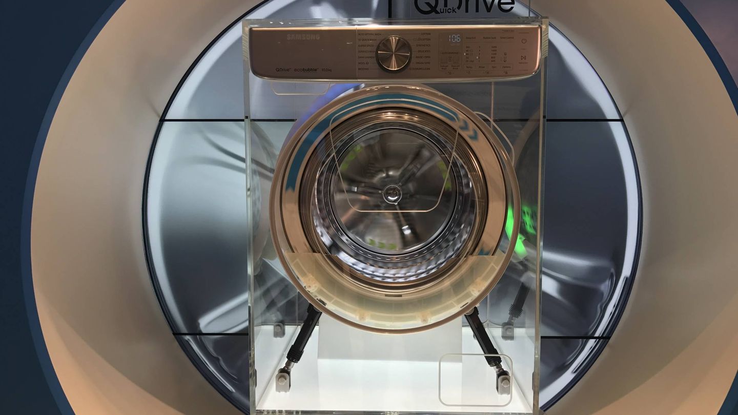 Vista de la lavadora de Samsung, con el doble tambor en funcionamiento. (M. Mc.)