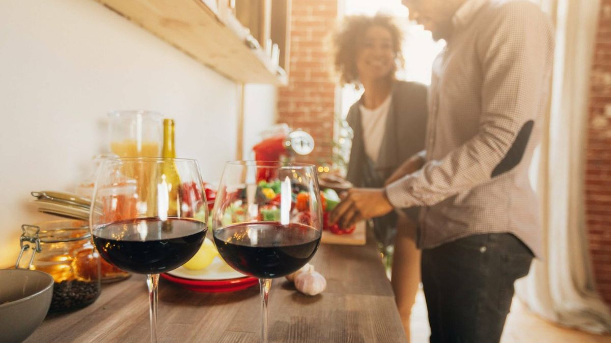 Tomar una copa de vino tinto durante la comida, ¿es realmente bueno para el corazón?