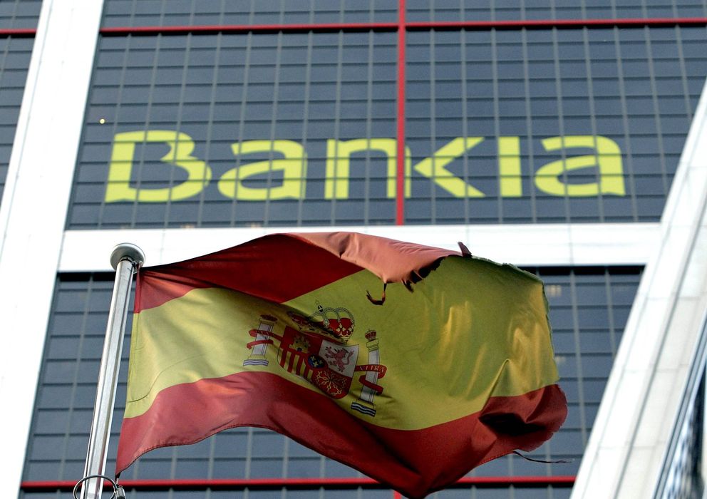 Foto: Una bandera de España ondea ante la sede de Bankia en Madrid. (EFE)