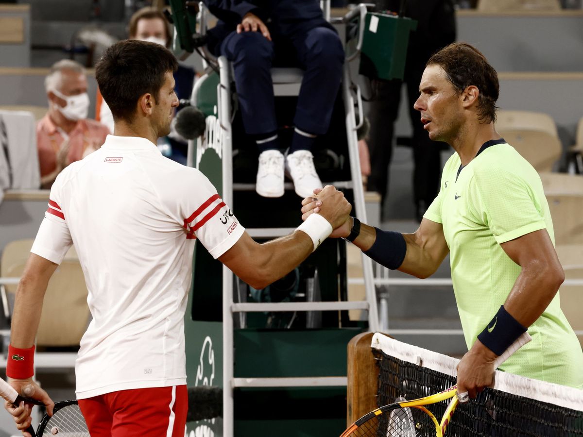 Foto: Djokovic y Nadal se saludan tras las semifinales del último Roland Garros. (EFE)