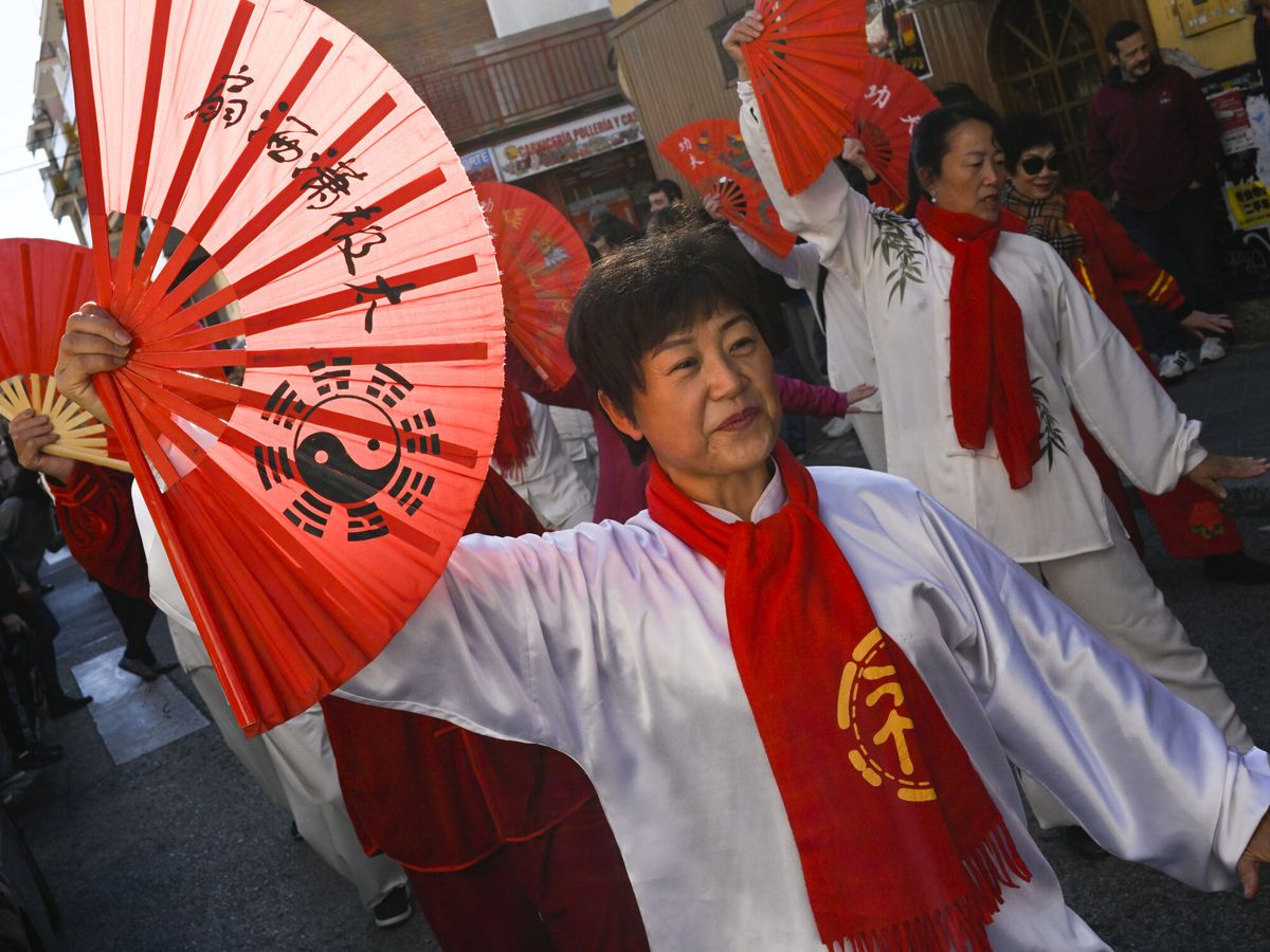 Foto: Gran desfile multicultural del año nuevo chino en el barrio de Usera, Madrid. (EFE/Víctor Lerena)