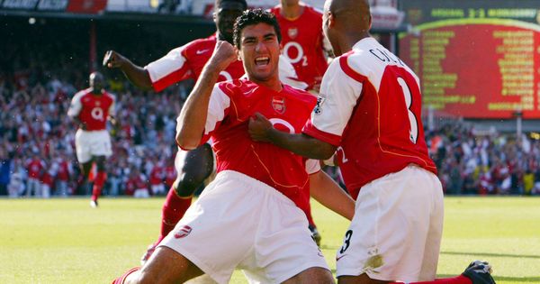 Foto: Reyes formó parte del Arsenal de los invencibles que ganó la Premier League en 2004. (Reuters)) 