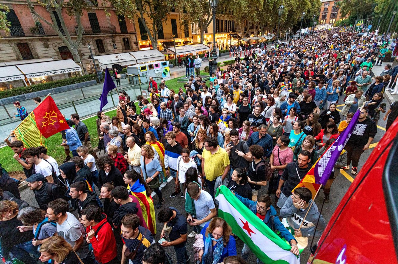 Un momento de la manifestación en protesta contra la sentencia del 'procés' que ha recorrido esta tarde las calles de Palma de Mallorca. (EFE)