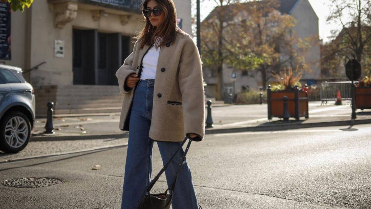Abrigo de Mango y pantalón de Zara: el look viral de esta influencer francesa 