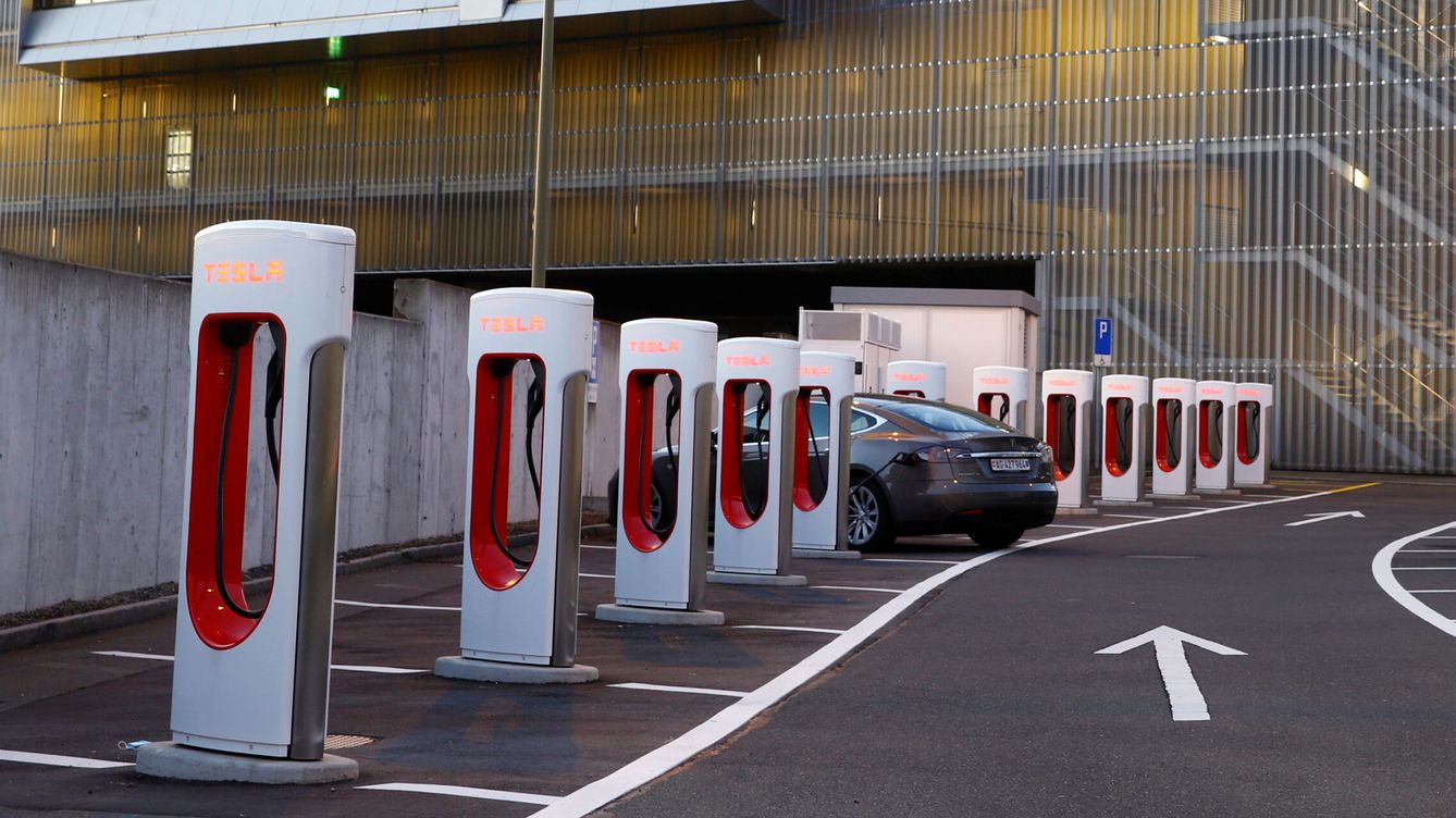Foto: Un Tesla 'reposta' en un parking en Suiza. (Arnd Wiegmann)