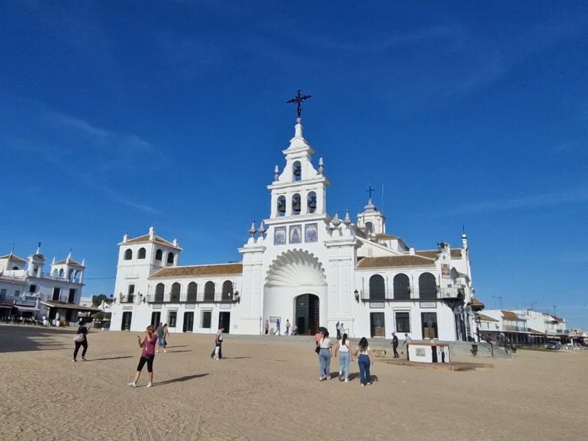 Foto: Ermita de la Virgen del Rocío en Huelva. (EFE/Laura Ramírez)