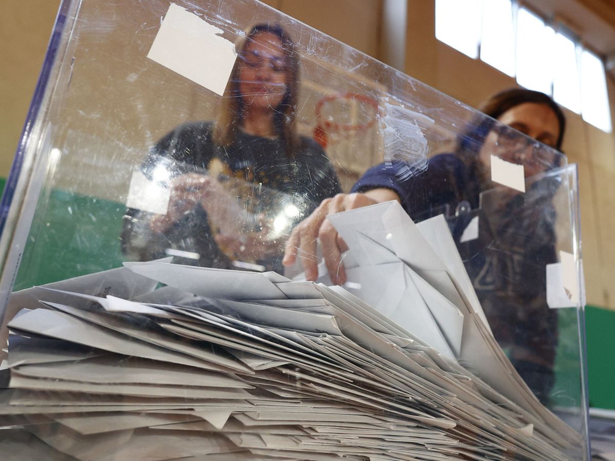 Foto: Miembros de una mesa electoral llevando a cabo el recuento de votos. (EFE/Quique García)