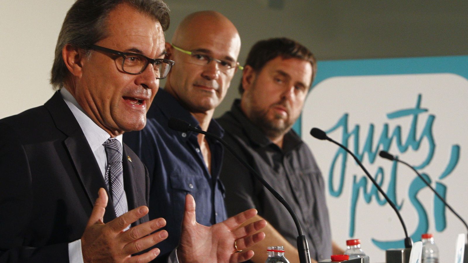 Foto: El presidente de la Generalitat y candidato número 4 por Junts pel Sí, Artur Mas, el cabeza de lista de la formación, Raül Romeva, y el candidato número 5 y líder de ERC, Oriol Junqueras. (Efe)