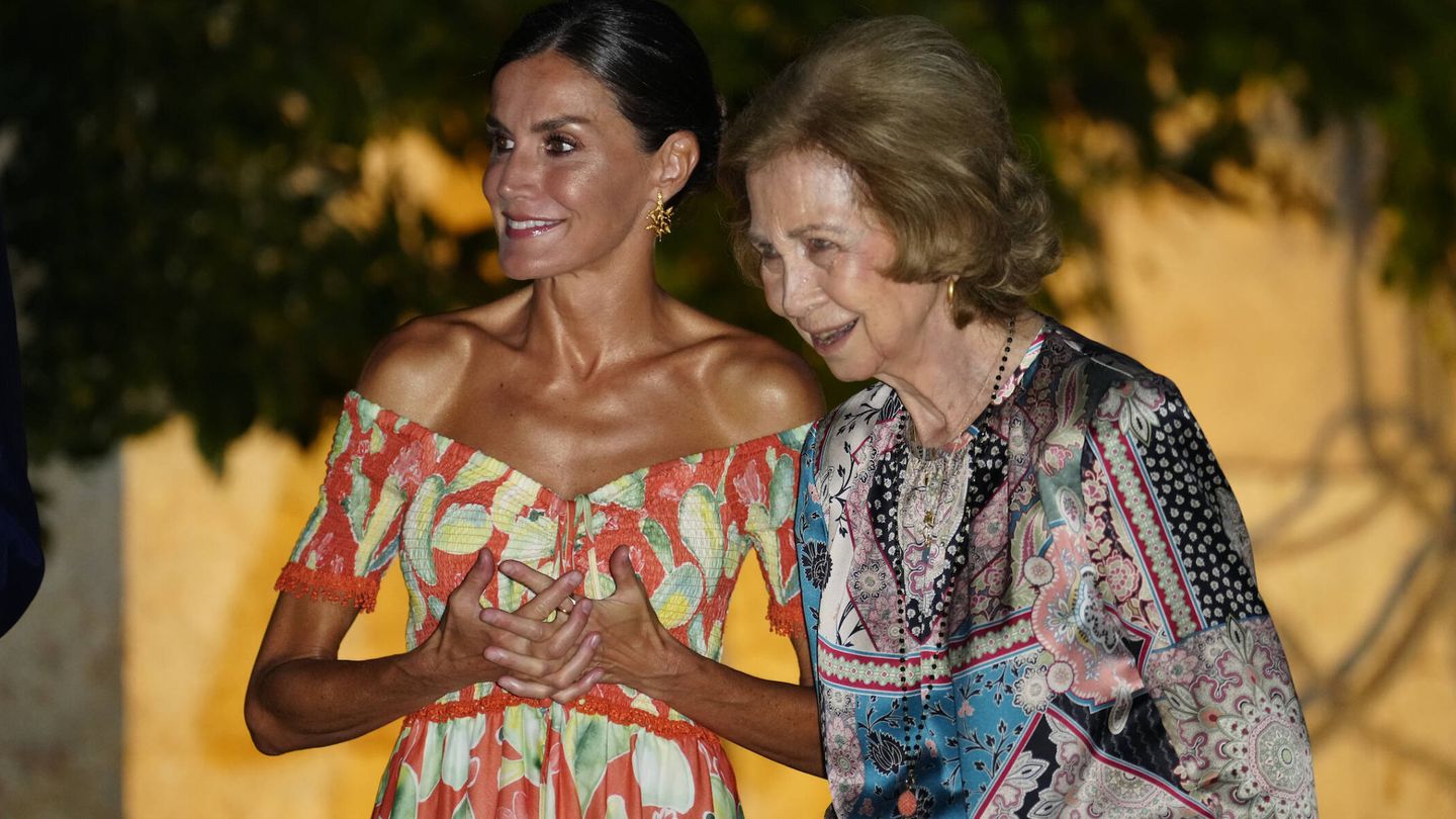 La reina Letizia y doña Sofía se ríen en la recepción de Marivent. (Limited Pictures) 