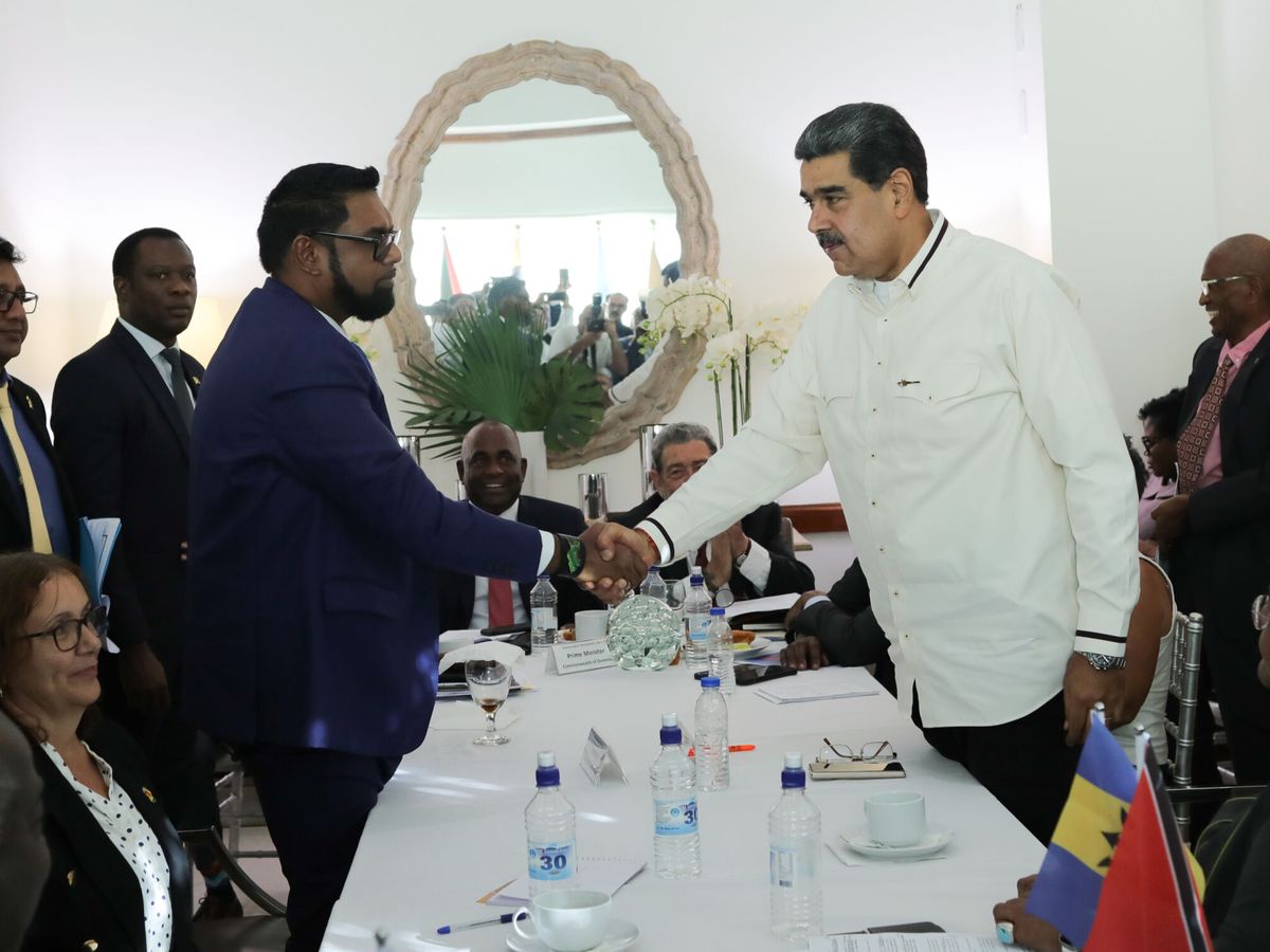 Foto: Irfaan Ali, presidente de Guyana y el presidente de Venezuela, Nicolás Maduro, acordaron no recurrir a la fuerza, pero la tensión continúa. (EFE/Miraflores)