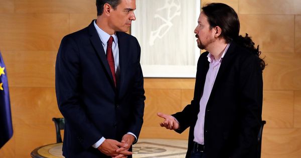 Foto: El presidente del Gobierno en funciones, Pedro Sánchez (i), y el líder de Podemos, Pablo Iglesias, durante su reunión este martes en el Congreso. (EFE)