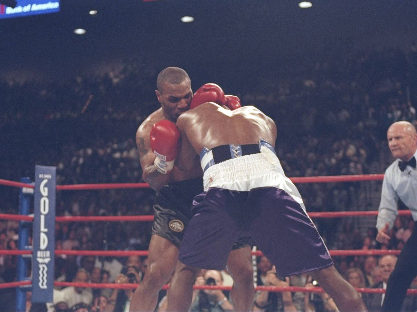  Tyson muerde la oreja de Holyfield. (Getty)