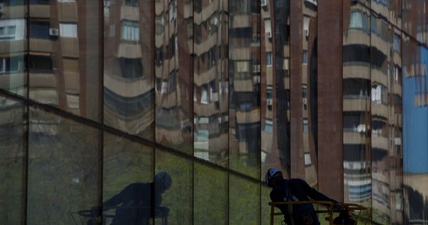 Foto: Un trabajador de la construcción, en Madrid. (Reuters)