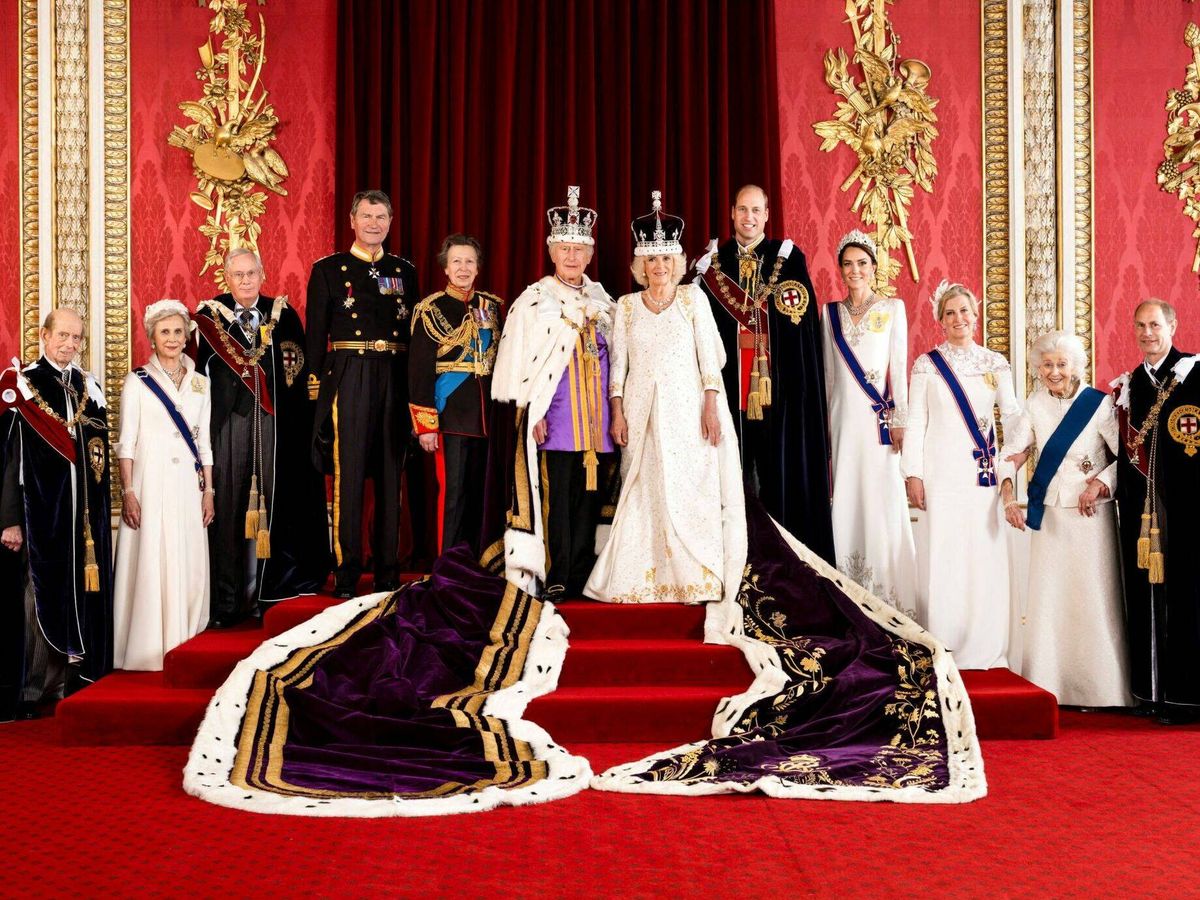 Foto: Los reyes, junto a la familia real. (Buckingham)