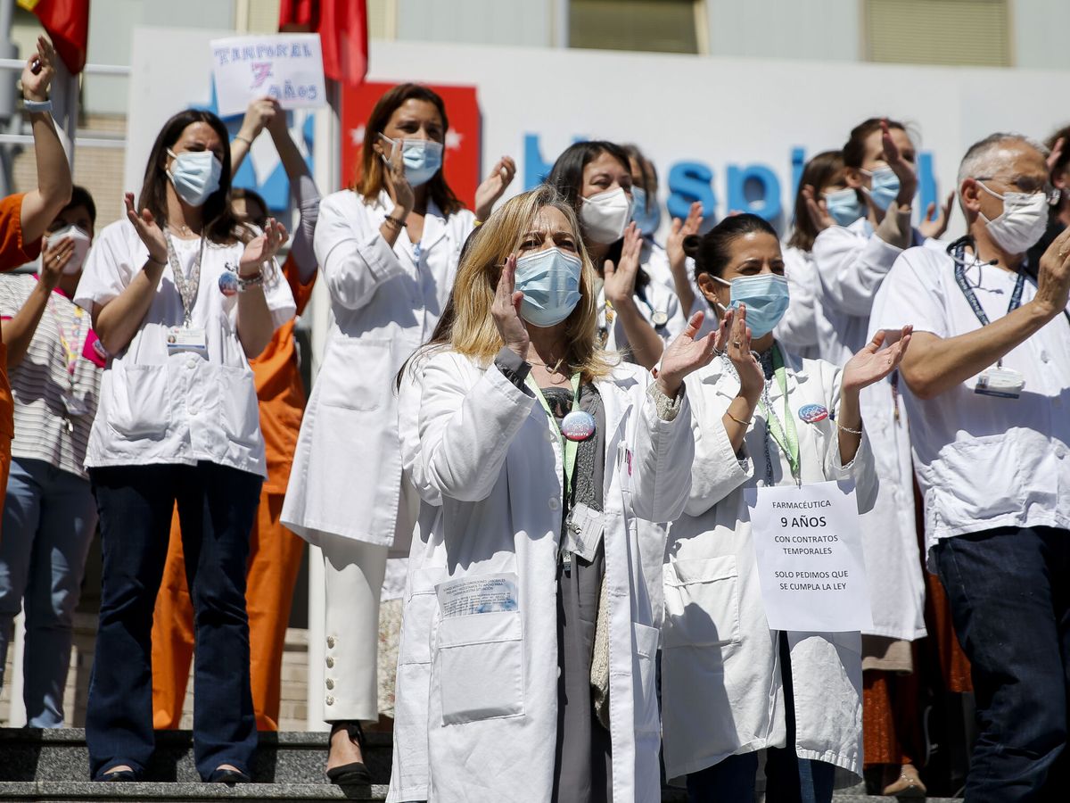 Foto: Sanitarios protestando en el Hospital Gregorio Marañón. (EFE/Víctor Casado)