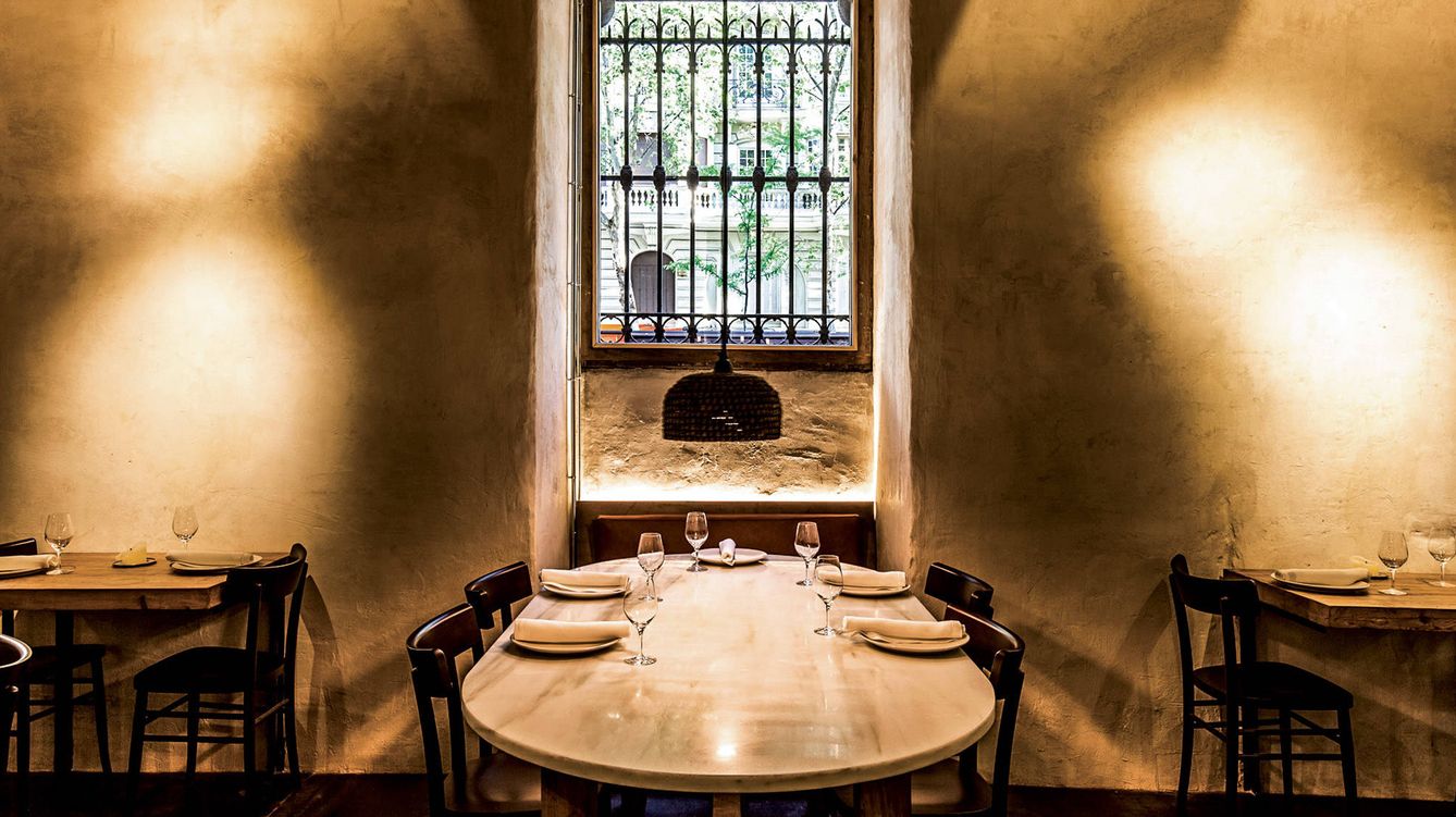 Paredes sencillas y mesas sin mantel en el restaurante Fismuler, de Madrid, para arropar una cocina basada en la materia prima. 
