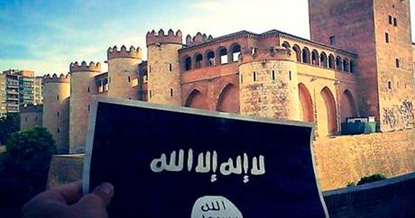 Foto: Fotografía difundida en las redes sociales en la que un individuo muestra una bandera del Estado Islámico frente al Palacio de la Aljafería, en Zaragoza