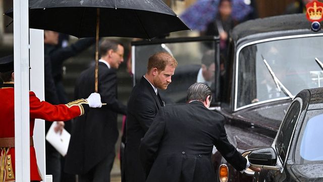 El príncipe Harry, abandonando Westminster con chaqué a medida de Dior Men. (Reuters)