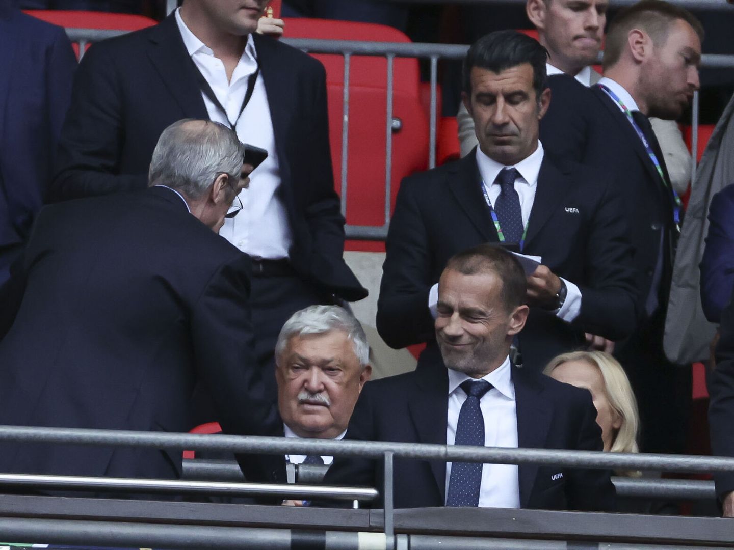 Florentino Pérez saluda al presidente de la UEFA, Aleksander Ceferin. (EFE/Kiko Huesca) 