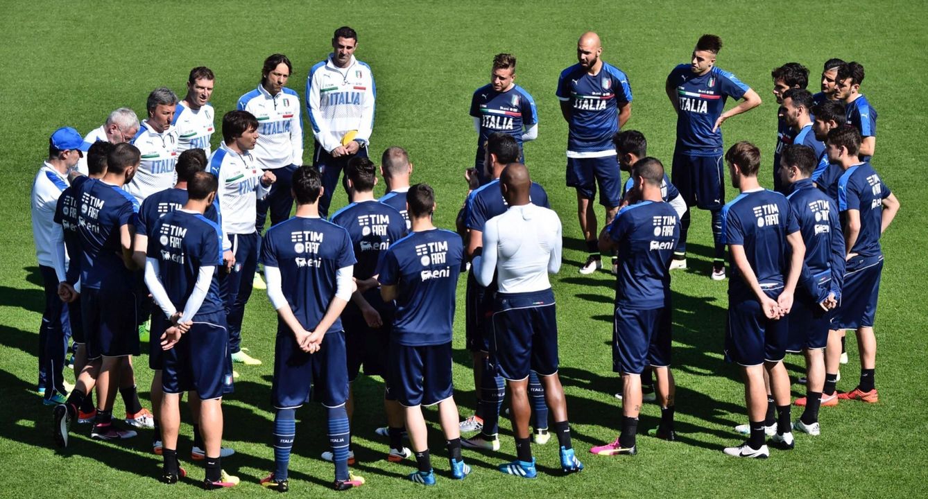 Antonio Conte habla con sus jugadores durante un entrenamiento de Italia. (EFE)