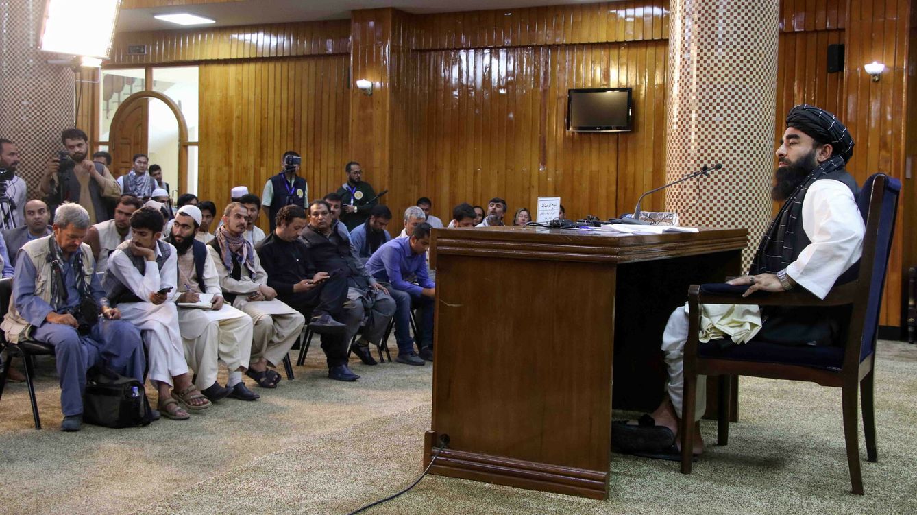 Foto: Zabihullah Mujahid, portavoz taliban, durante una rueda de prensa en Kabul. (EFE)