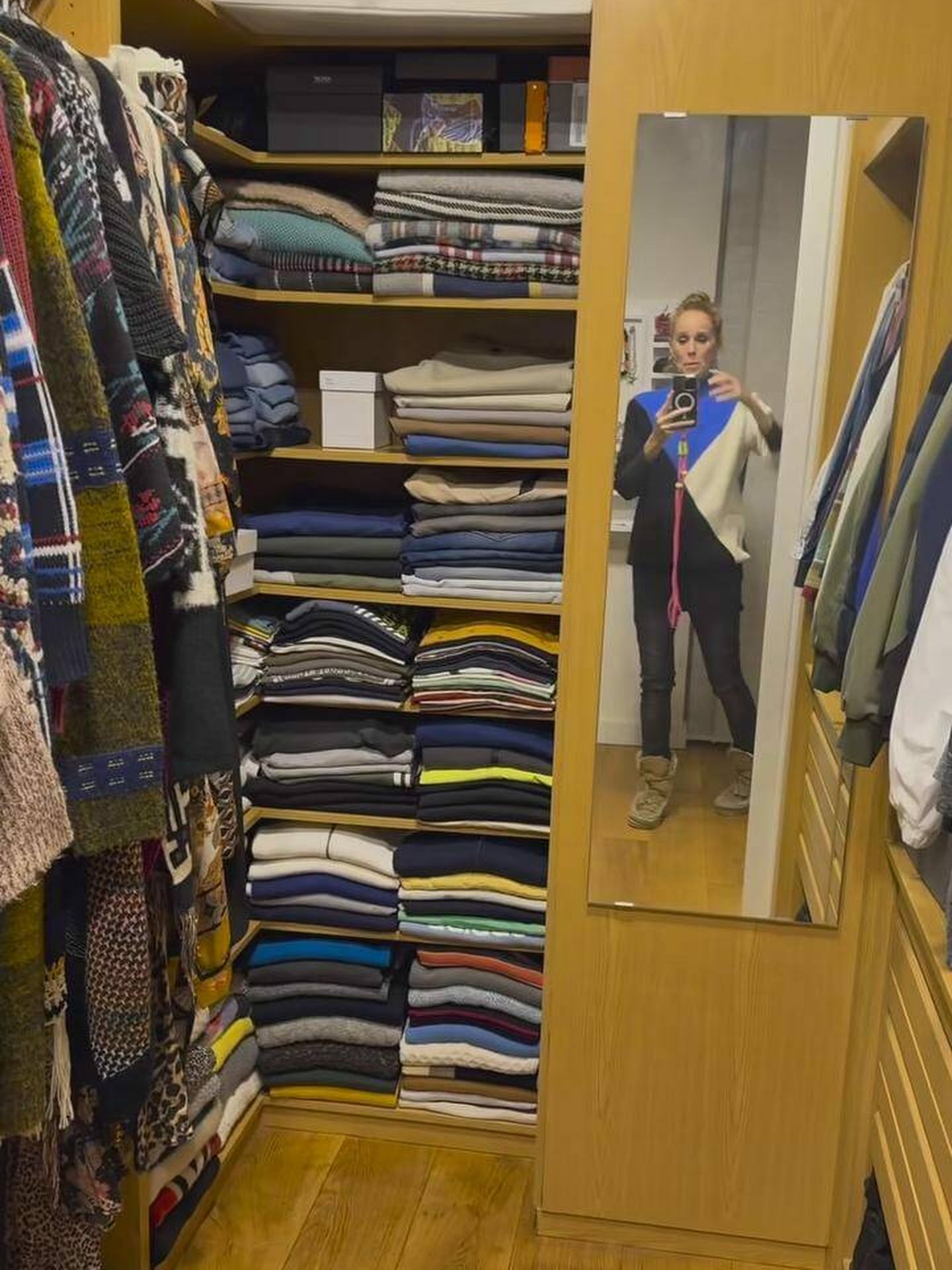 La actriz muestra cómo ha quedado ordenado su vestidor tras el servicio de un equipo profesional de mudanzas. (Instagram/@maria_castro_jato)