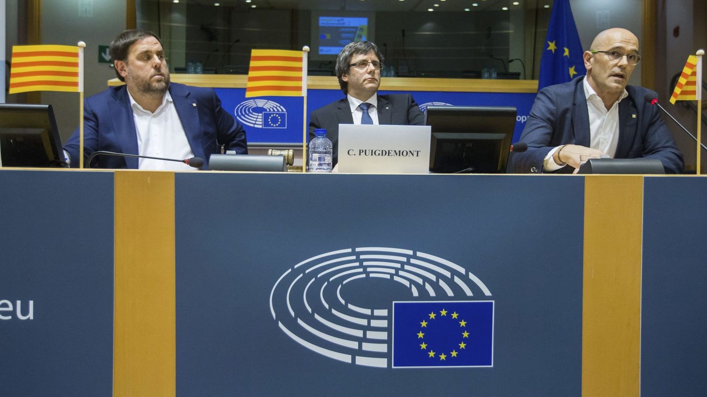 De izquierda a derecha: el vicepresidente de la Generalitat de Cataluña, Oriol Junqueras, el presidente, Carles Puigdemont, y el 'conseller' de Exteriores, Raül Romeva, durante la conferencia en el PE. (EFE)