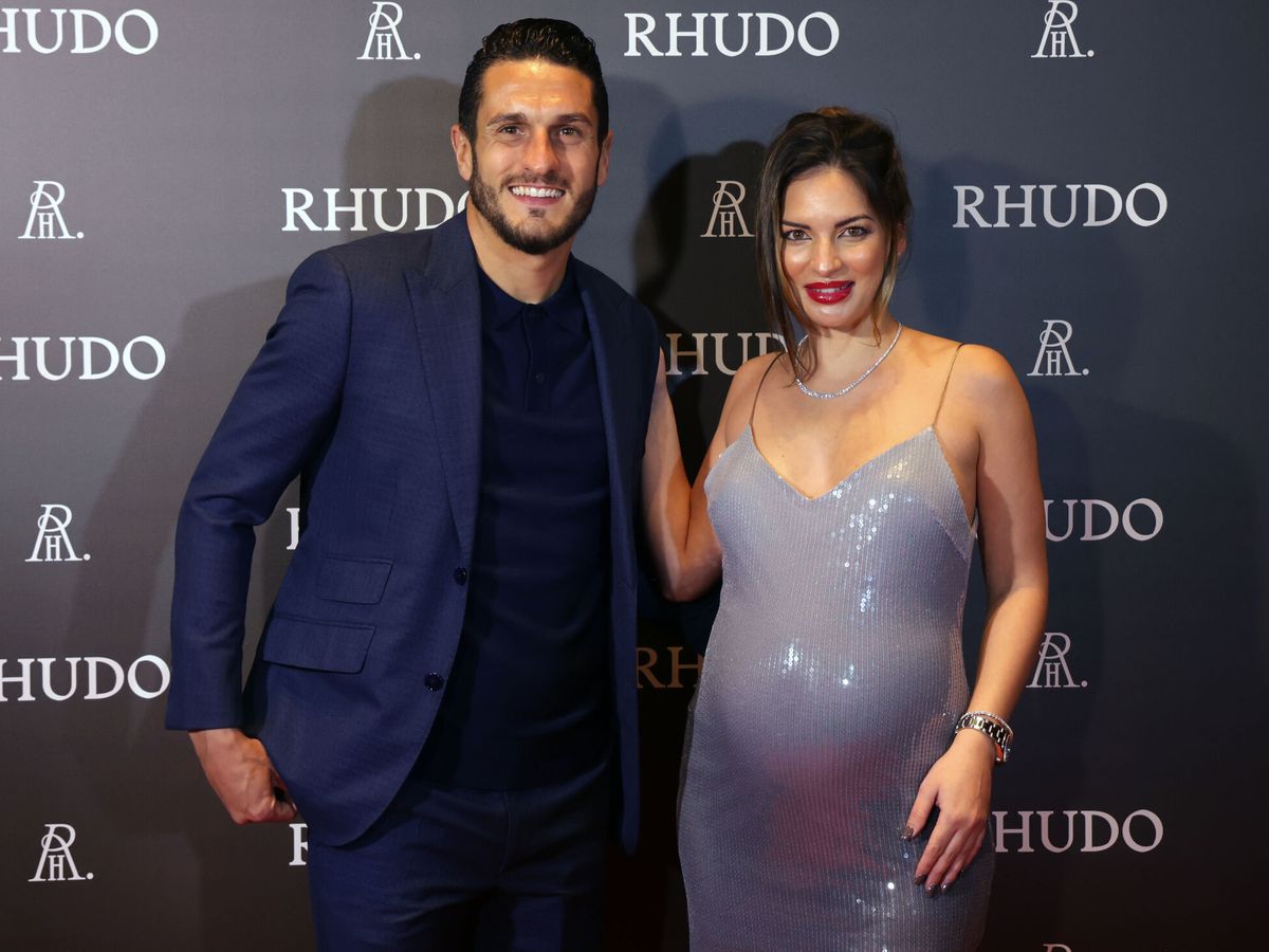 Foto: Koke y su mujer, Beatriz Espejel, acuden a la apertura del restaurante Rhudo. (Europa Press/José Ramón Hernando)
