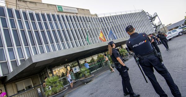 Foto: Agentes de policía, en el exterior del hospital sevillano de Valme. (EFE)