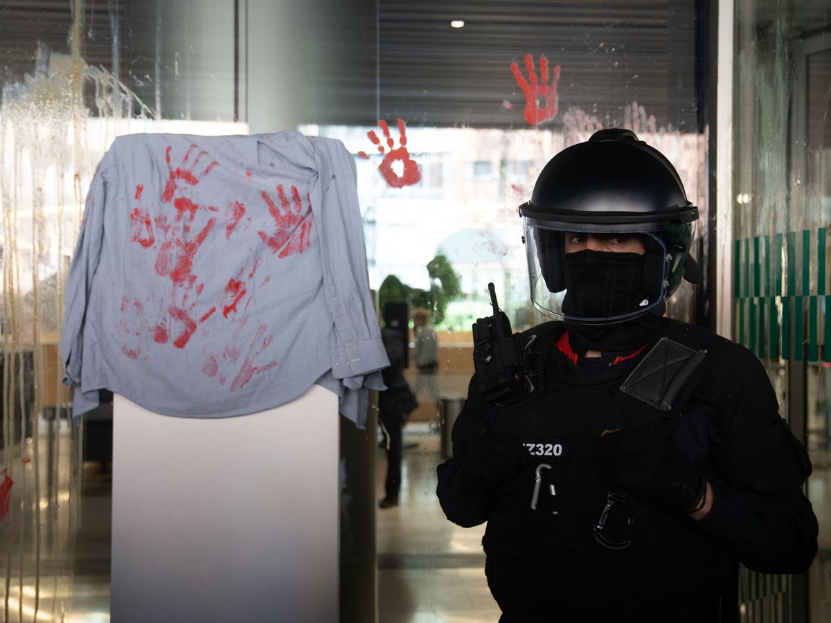 Foto: Manifestantes manchan con las manos pintadas la Conselleria de Justicia. (Europa Press/David Zorrakino)