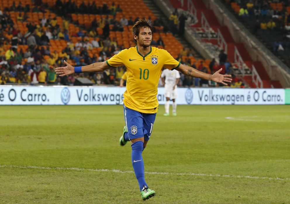 Foto: Neymar celebra uno de los tres goles marcados en el Soccer City (Reuters)