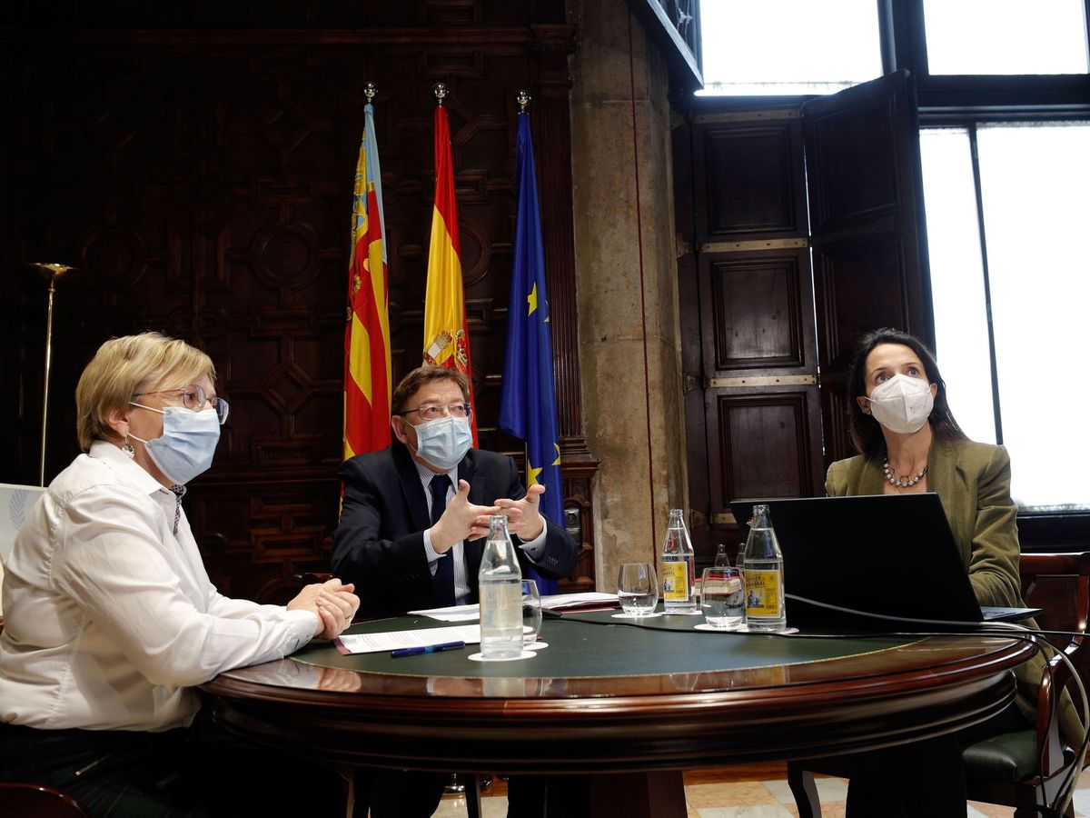 Foto: Ana Barceló, Ximo Puig y Ana Berenguer. (EFE/Manuel Bruque)