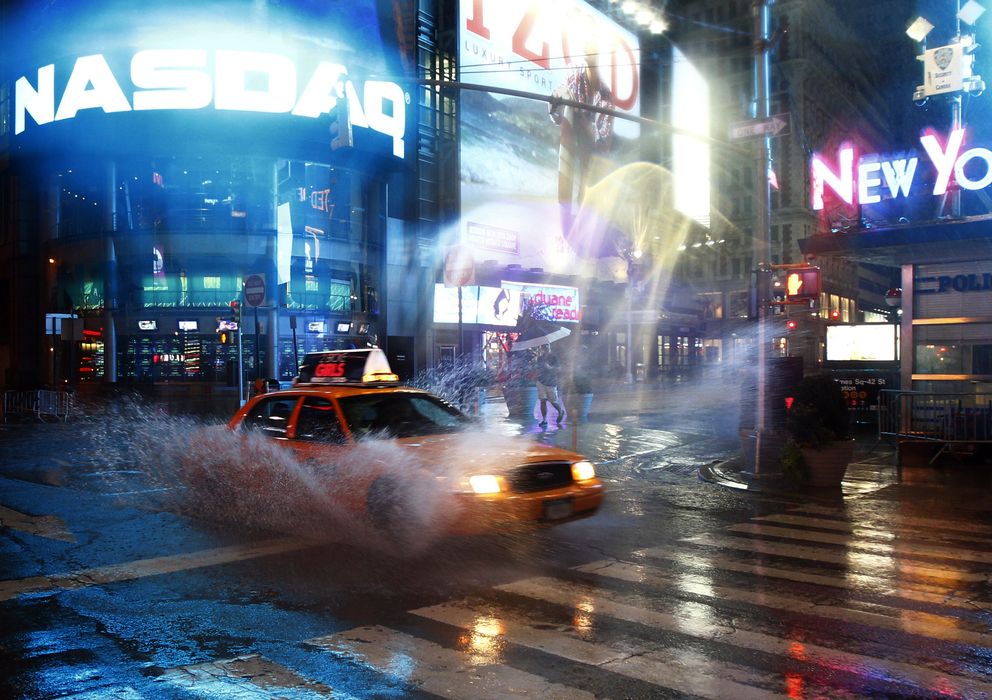 Foto: No, no lo estás soñando: en las grandes ciudades, los taxis desaparecen cuando llega la lluvia. (Reuters/Peter Jones)