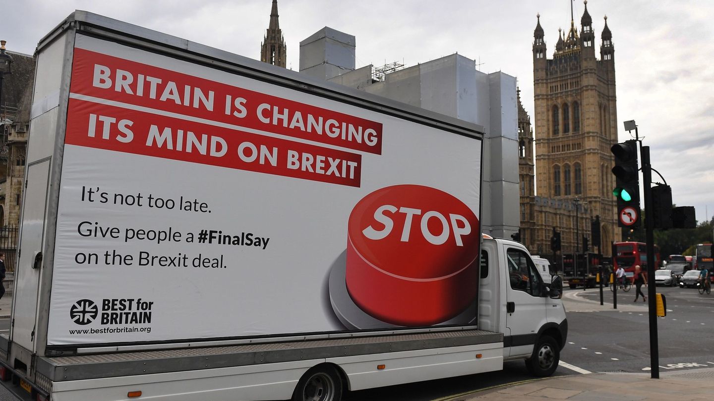 Un camión con un anuncio de la campaña en contra del Brexit. (EFE)