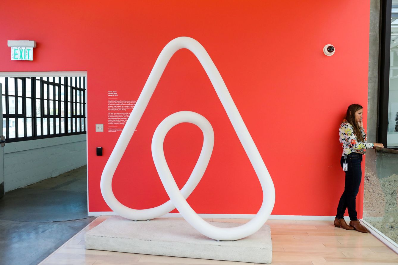 Una mujer habla por teléfono en la sede central de Airbnb en San Francisco, en agosto de 2016. (Reuters)