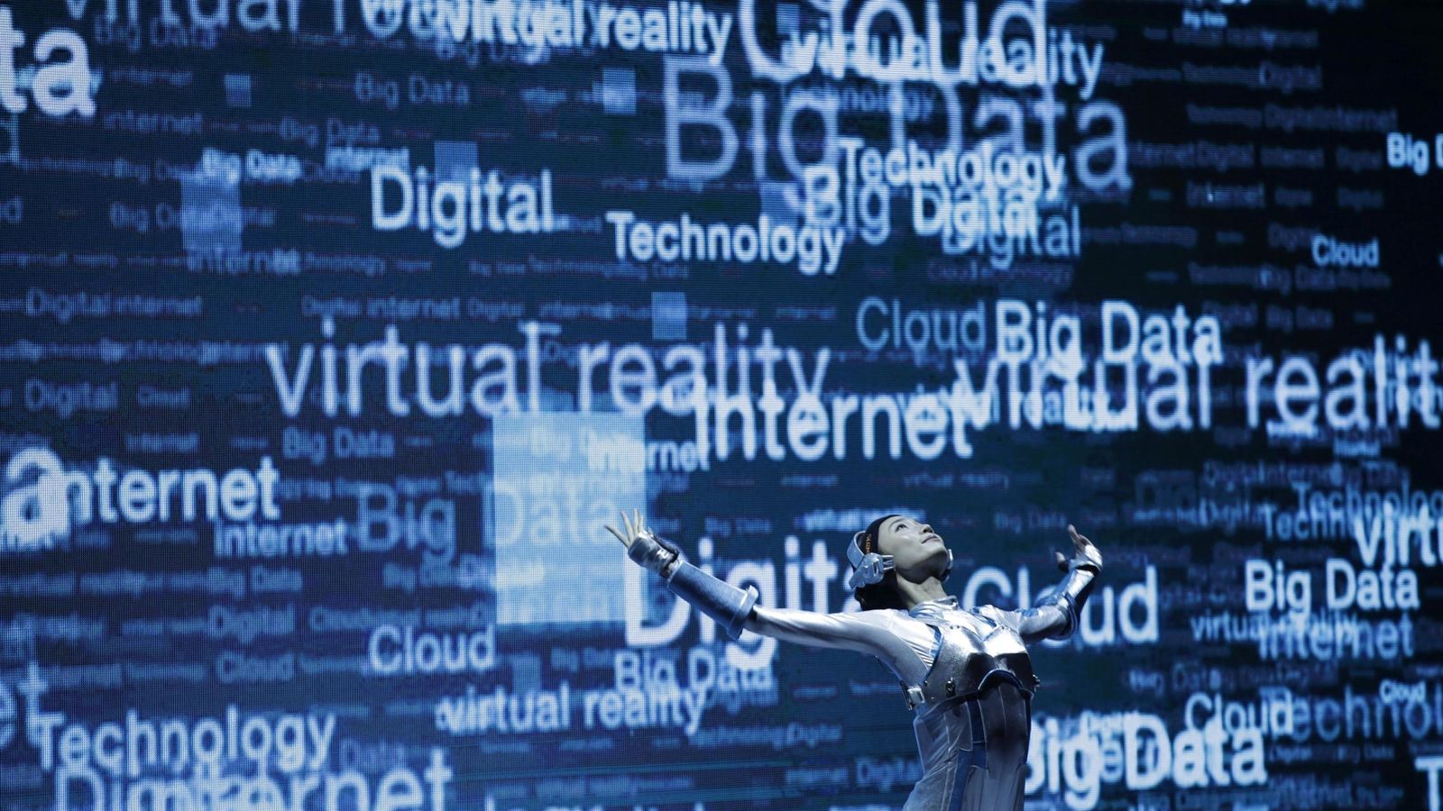 Foto: Una bailarina actúa con un atuendo robótico durante el 21º Congreso de Información y Tecnología (WCIT) en Taipéi. (EFE)