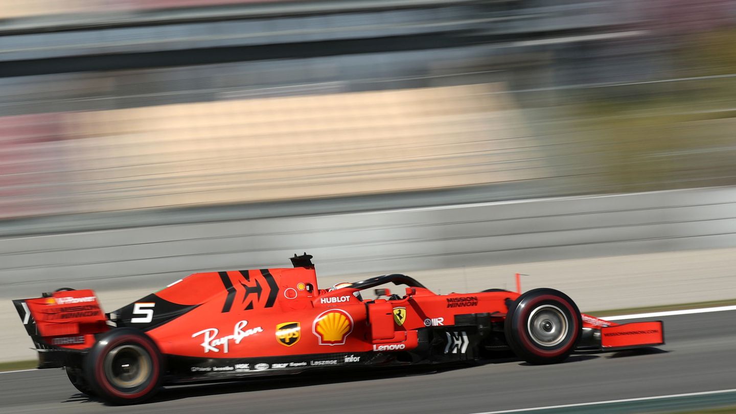 Vettel y su Ferrari en Montmeló este invierno. (EFE)