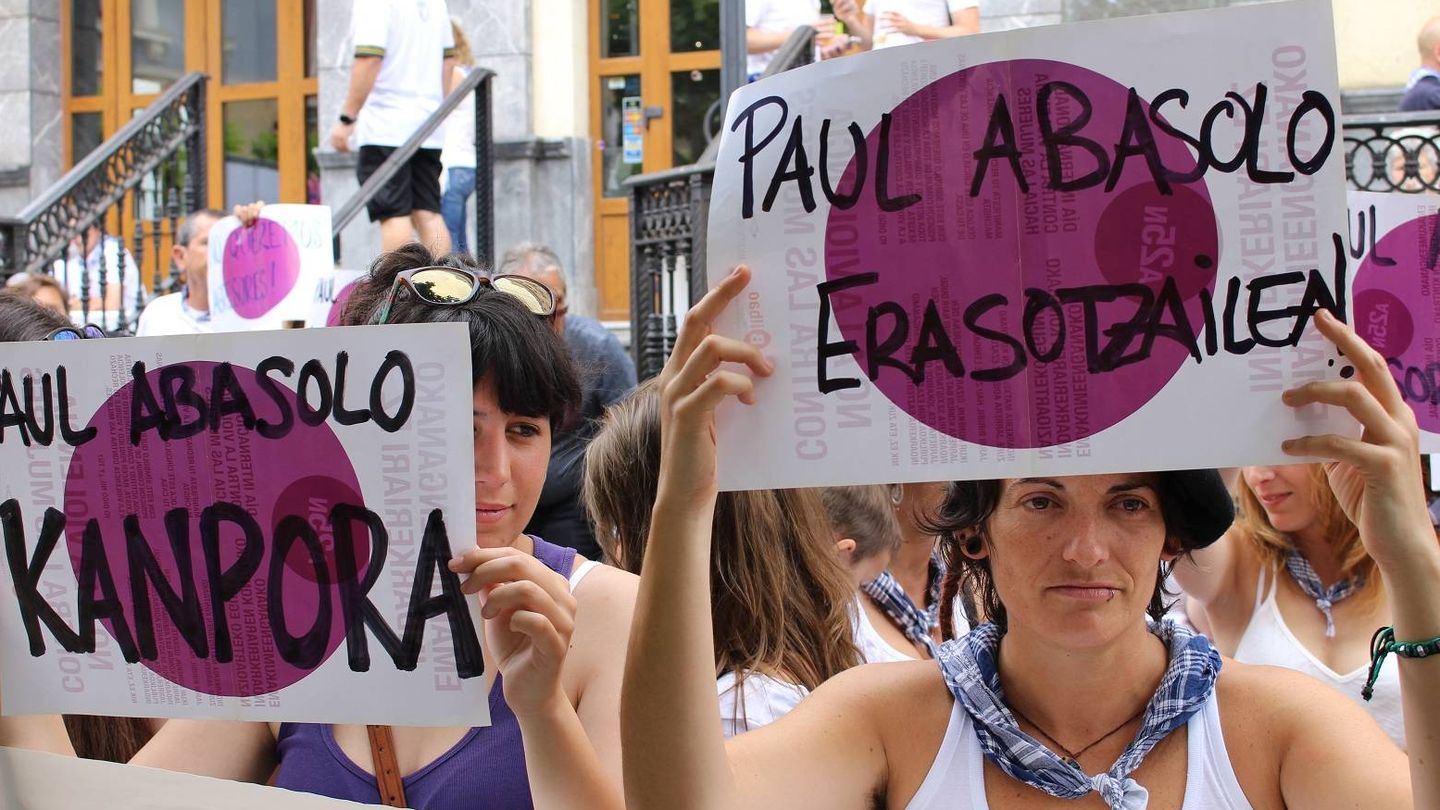 Protesta de grupos feministas contra Paul Abasolo (Foto: Ecuador Etxea)