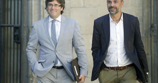 Foto: El presidente de la Generalitat de Cataluña, Carles Puigdemont (i), y el 'conseller' Santi Vila. (EFE) 