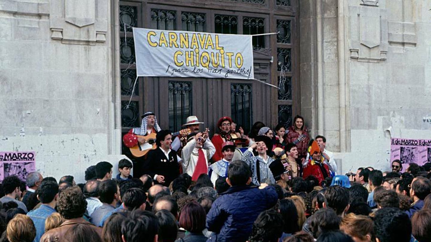 Comparsa 'El bache' cantando en el Carnaval Chiquito. (Historia general del Carnaval de Cádiz)